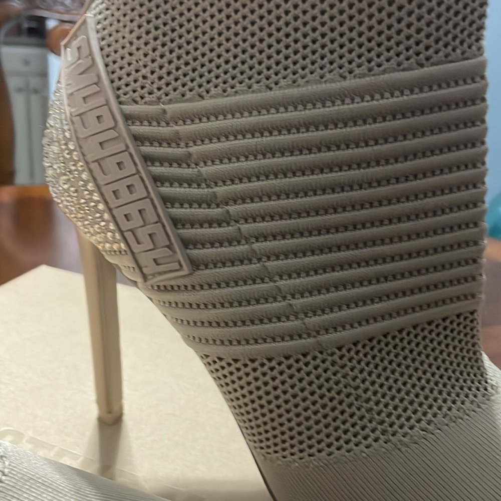 Brand new. Never worn - Picture 3 of 6